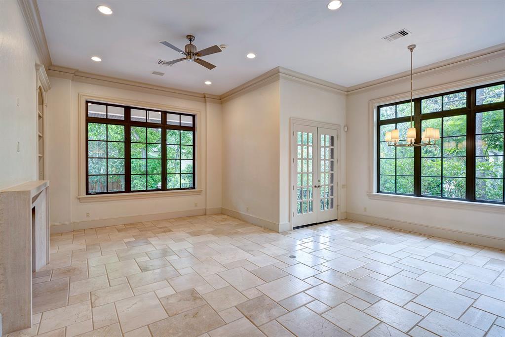 4 Crestwood Dr, Houston, TX 77007