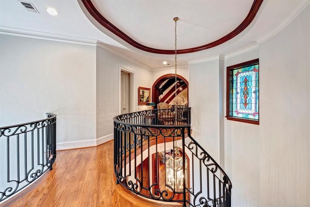 4 Crestwood Dr, Houston, TX 77007