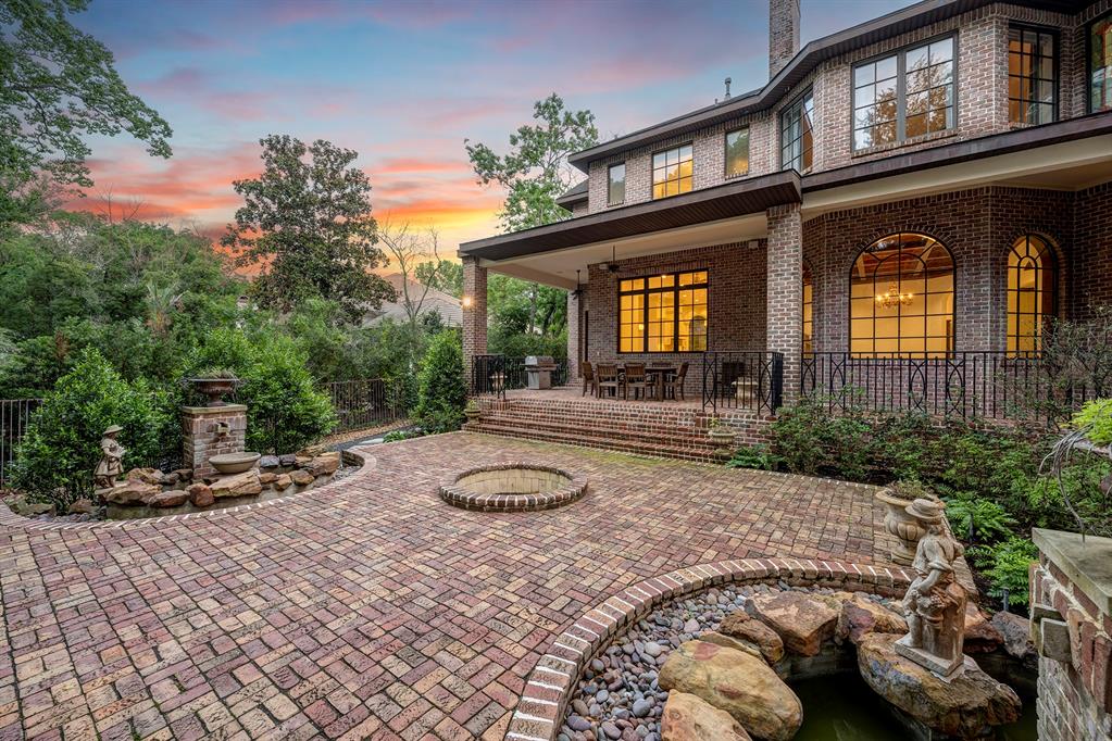 4 Crestwood Dr, Houston, TX 77007