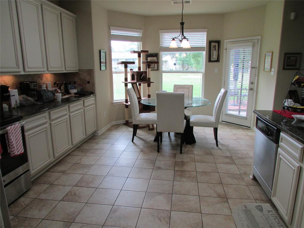 Large bright kitchen w/breakfast area