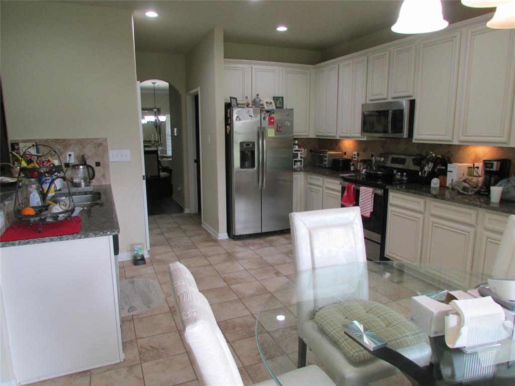 Large bright Kitchen