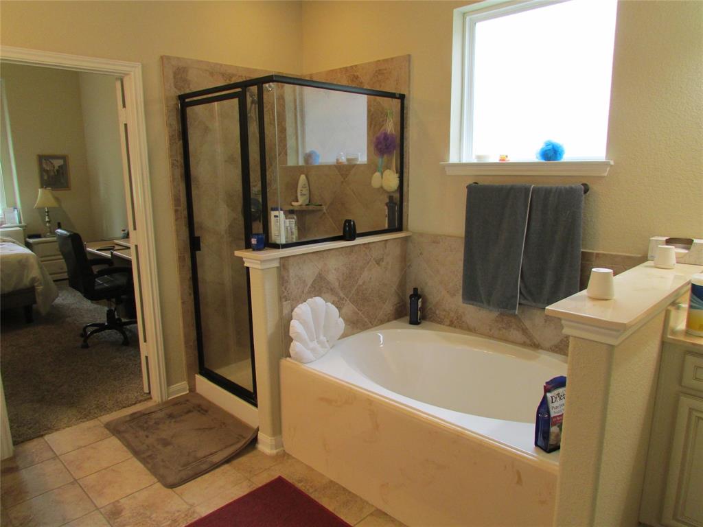 Separate shower w/soaking tub