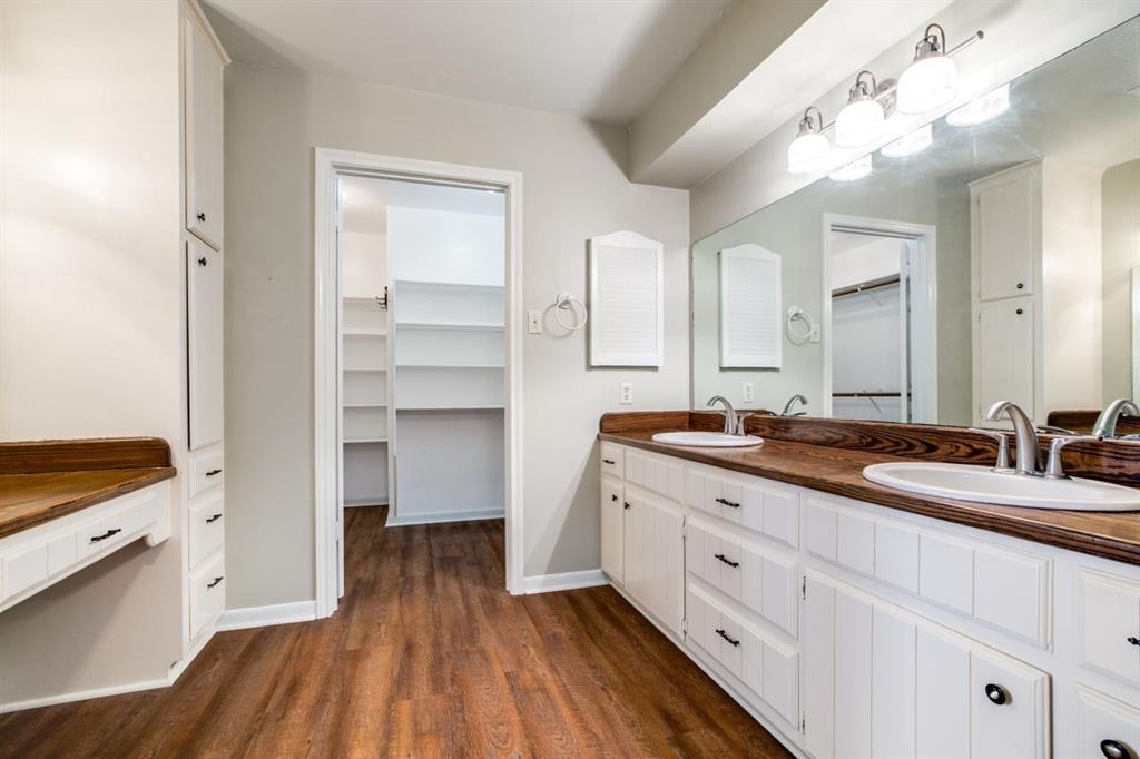 En Suite primary bathroom has walk-in closet & there is an additional walk-in closet in the bedroom.