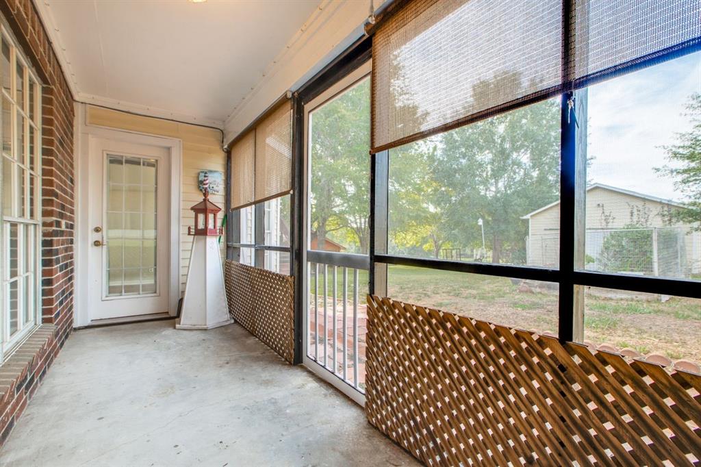 Screened in porch off the breakfast room.