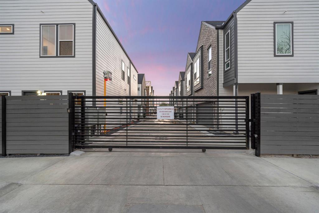 Nestled within a gated community, this property offers a highly desirable location just moments away from popular restaurants, Whole Foods, and key Houston districts such as The Heights, Downtown, and the Galleria.