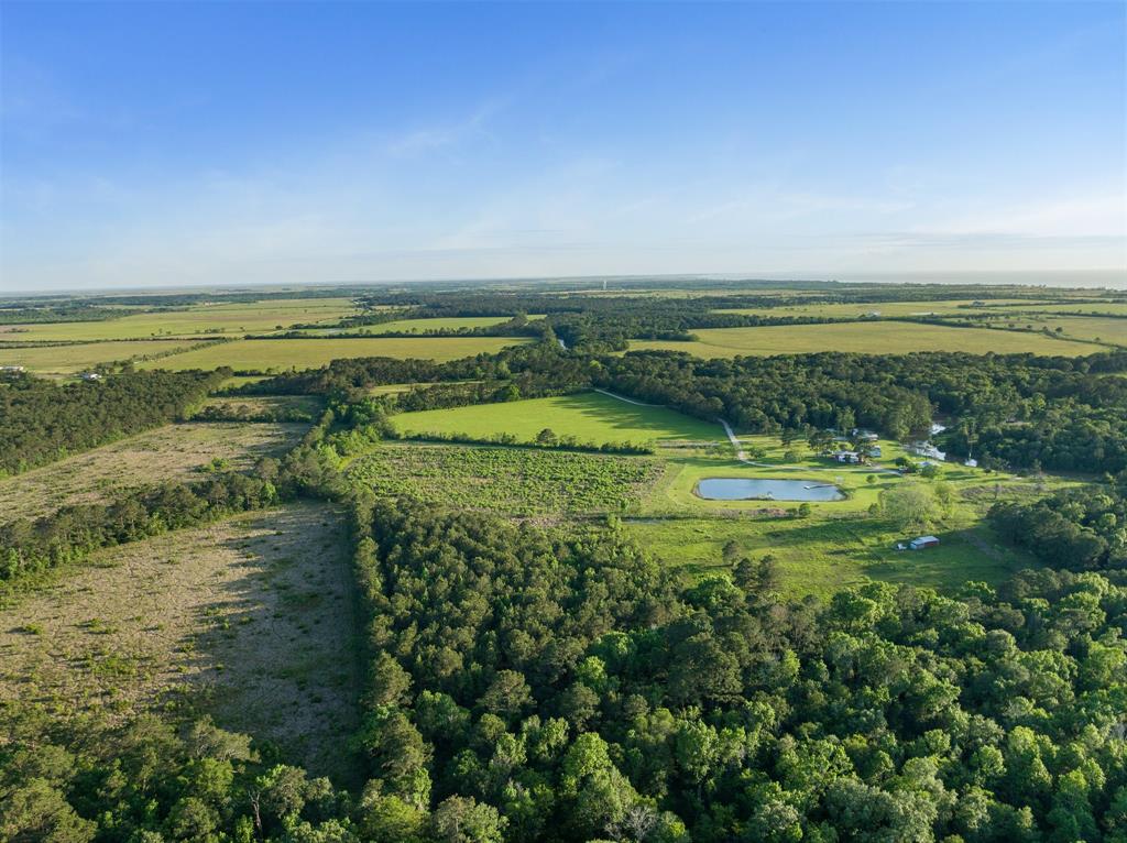 The ranch\'s capacity to accommodate multiple families makes it an idyllic family retreat or a hunting & fishing camp. Notice the proximity to the Trinity Bay on the top right of image.
