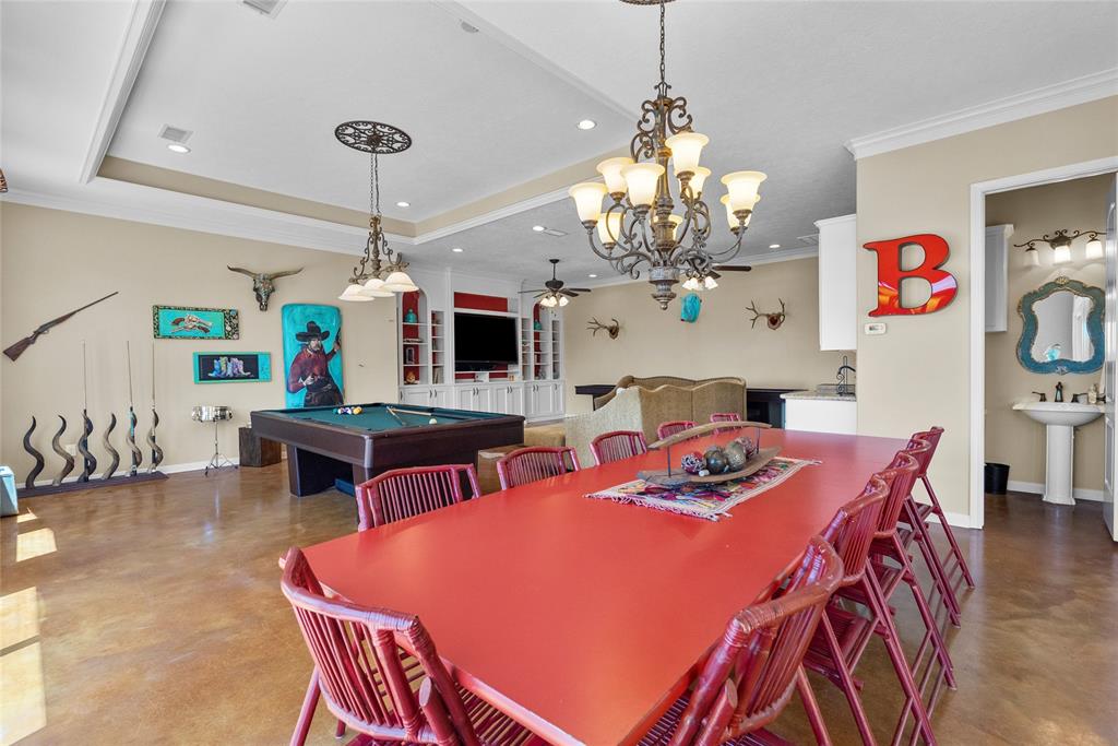 Think of all the fun you and your family/friends can have in this pool house!