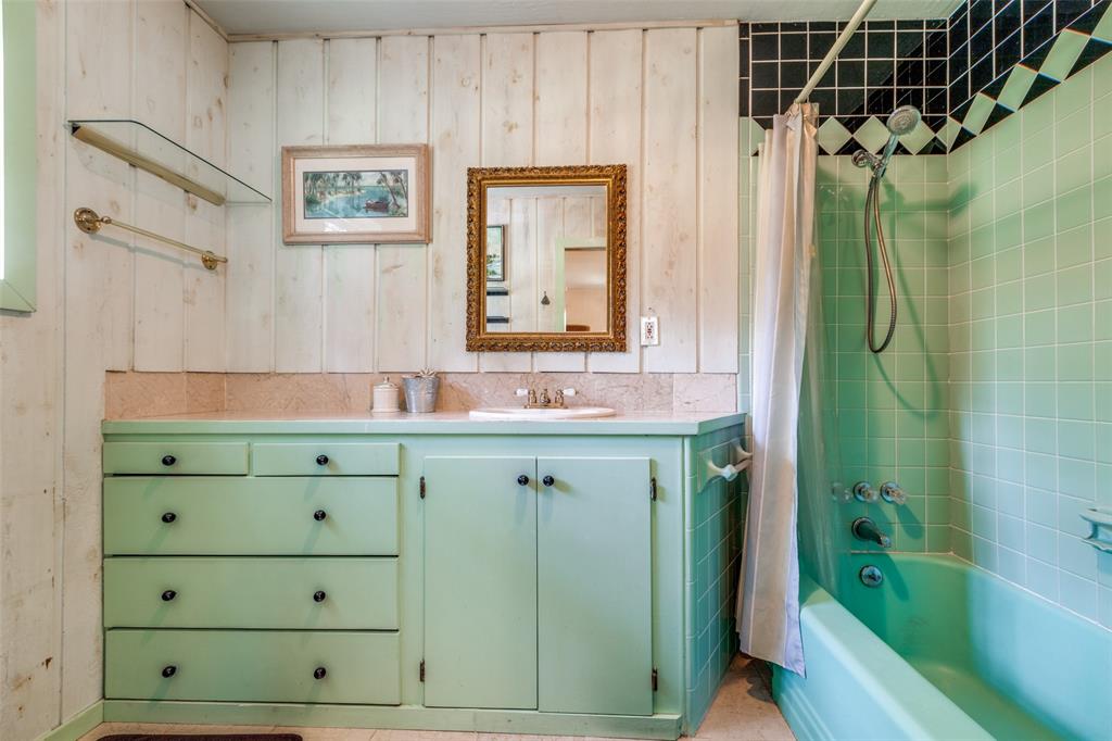 Fabulous original turquoise tub with shower