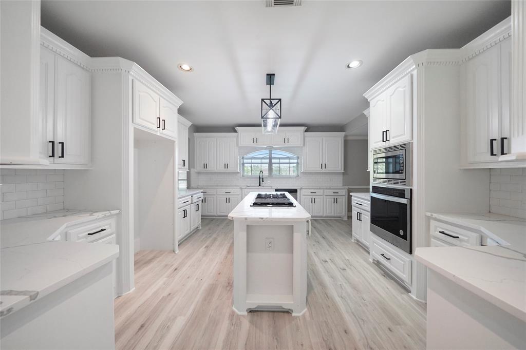 CUSTOM KITCHEN
