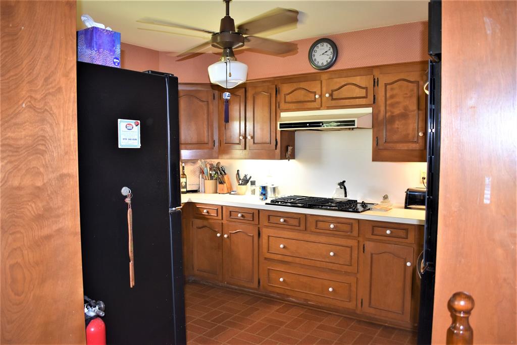 This kitchen has the storage no doubt! Over size gas range with big drawers for those pots and pans