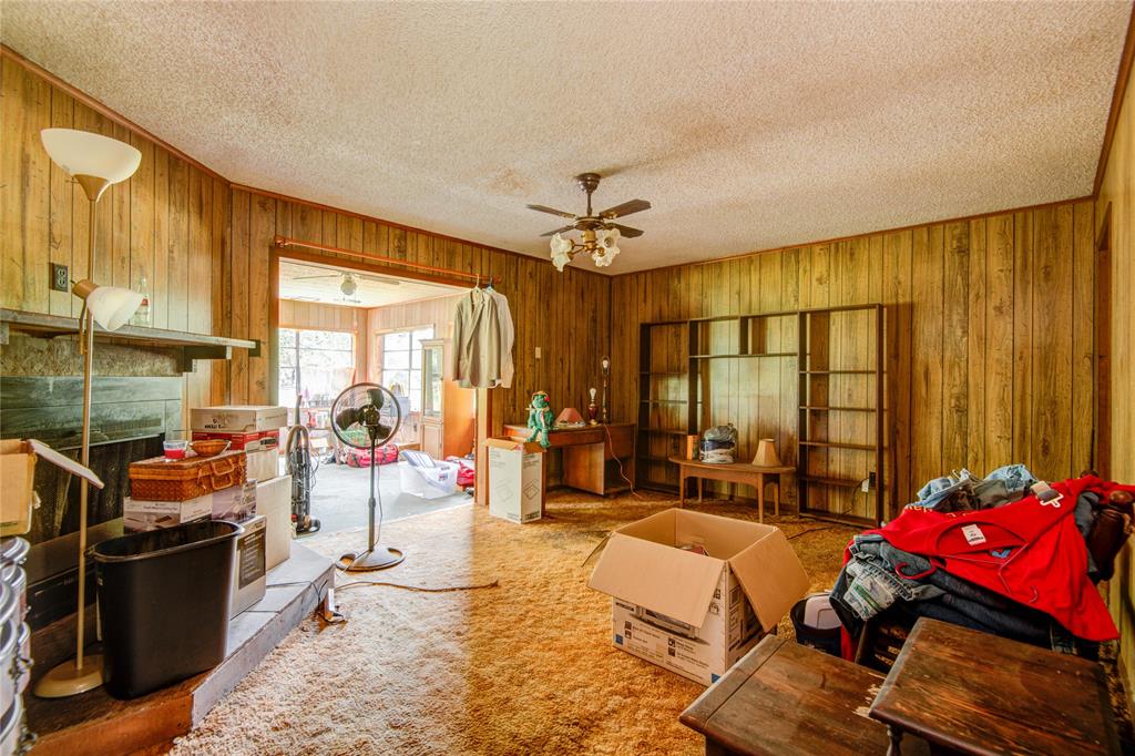 House 2 - Living room with fireplace