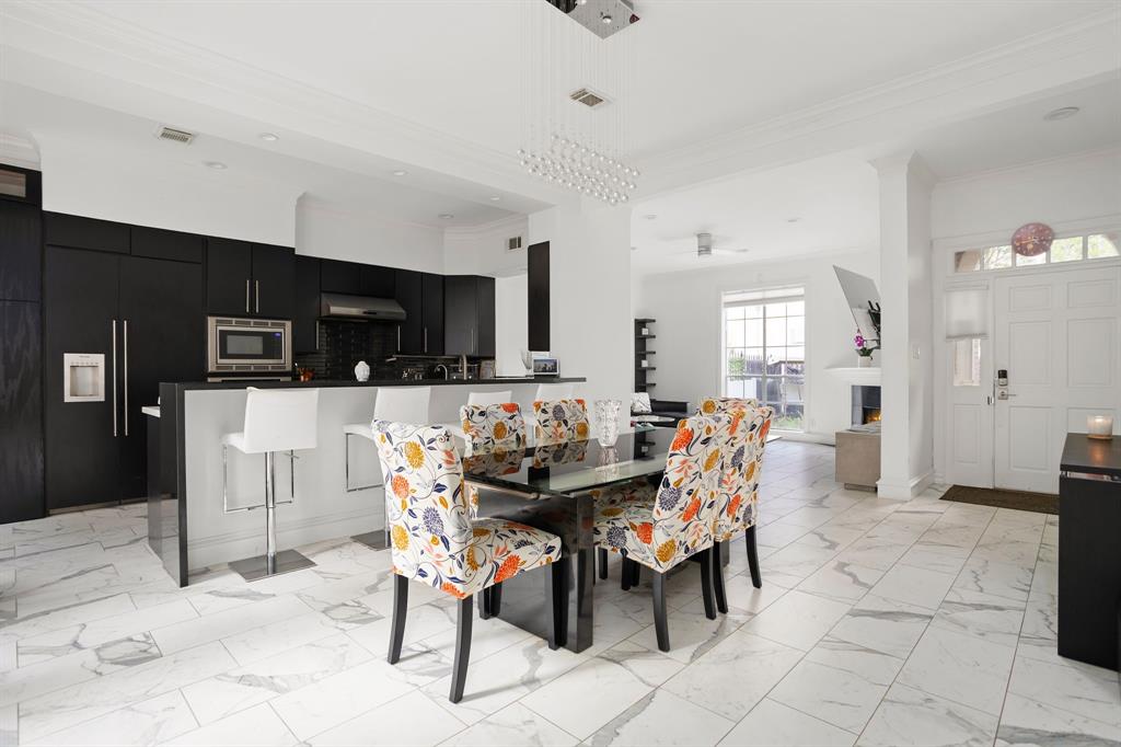 MLS: 39322373 Condo For Sale