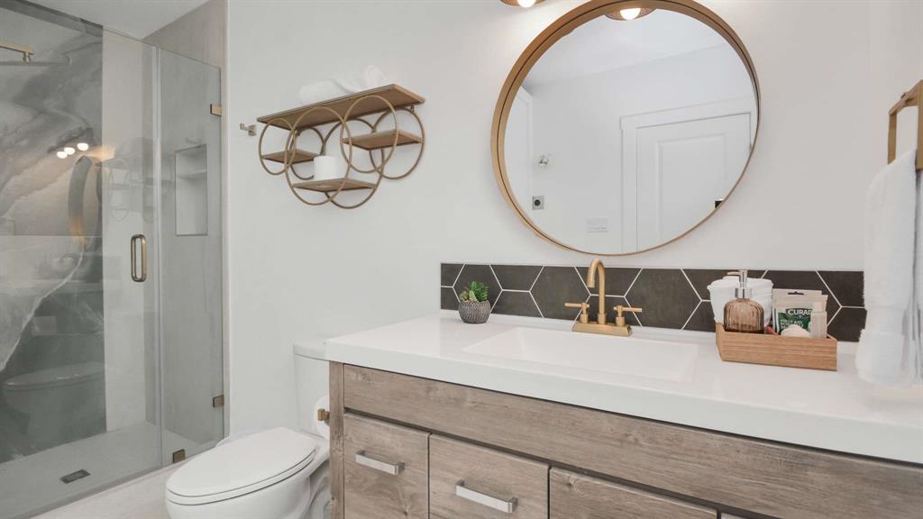 The ensuite is a show stopper. Your guest will be in awe.