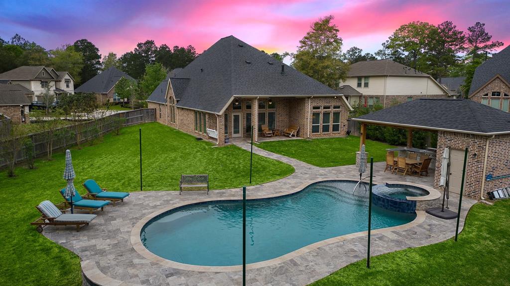 Thoughtfully designed, the pool is equipped with side poles fit for parasols and sunshades—providing protection from the hot Texan sun and rainy weather.