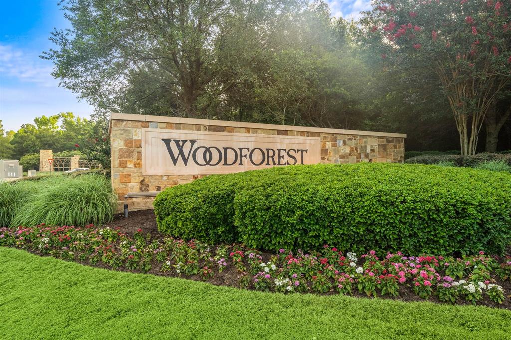 Conveniently situated in the master-planned community of Woodforest, residents gain access to endless resort-style amenities, nature trails, parks, and recreational venues!
