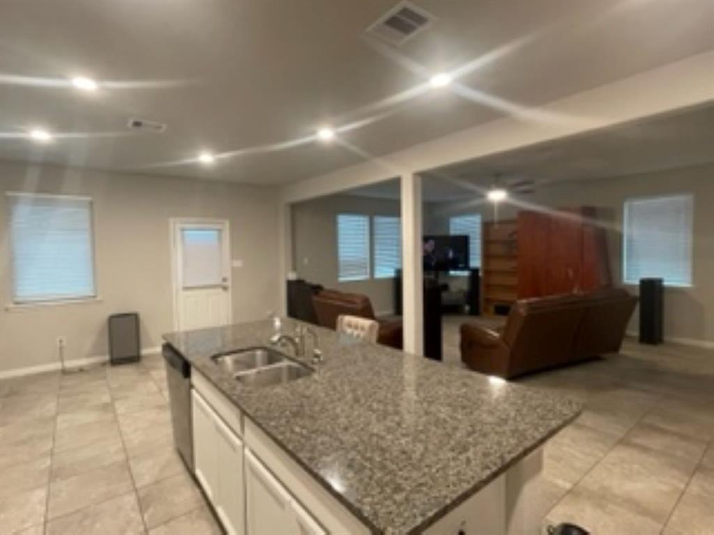 KITCHEN/LIVING ROOM