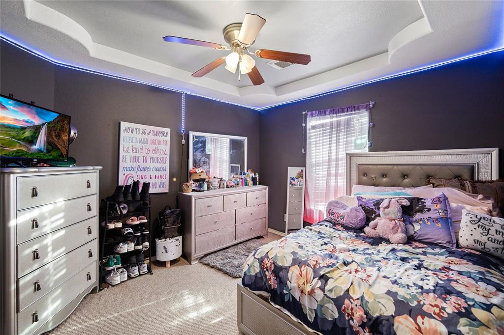 Bedroom with Crown molding Ceilings
