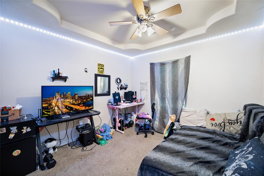 Bedroom with Crown molding Ceilings
