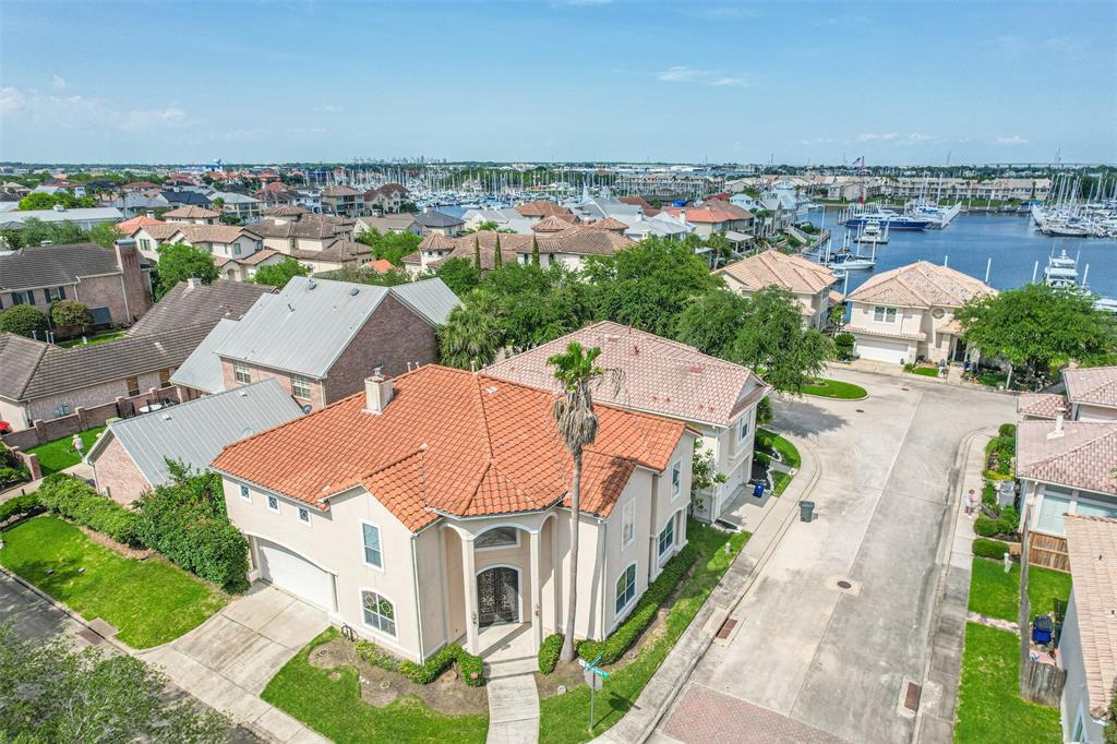 421 Harborview Drive, Kemah, TX 77565