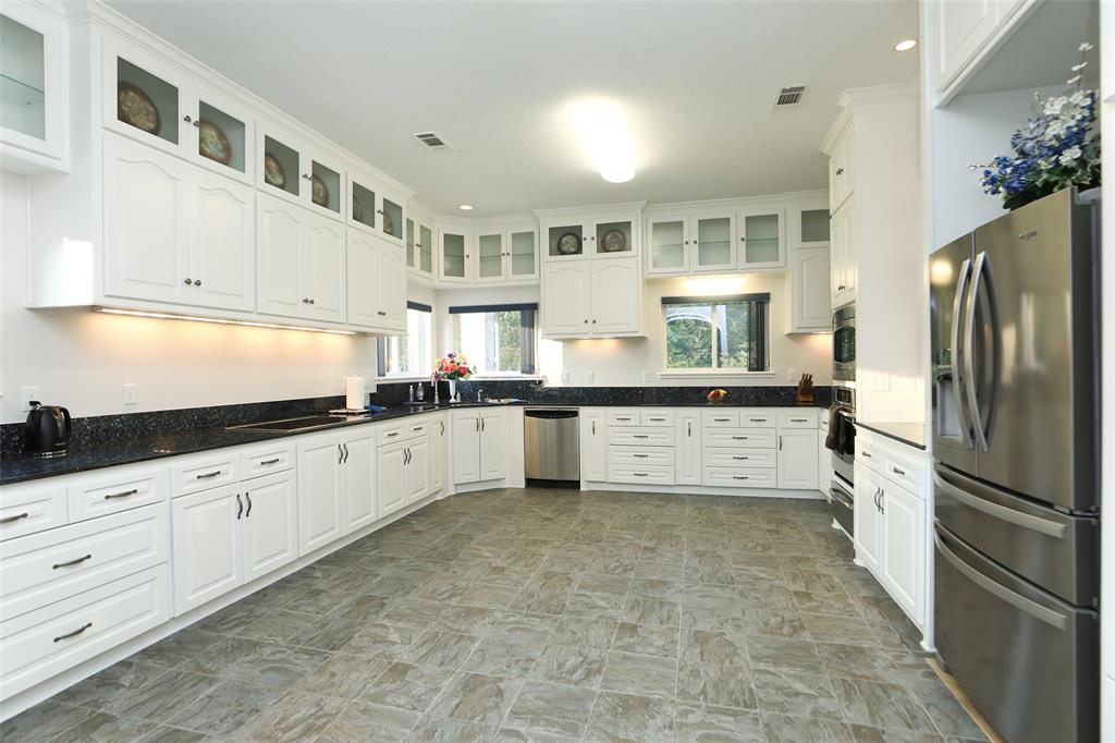 Huge luxury kitchen will be a cook's dream! Stainless steel appliances, Norwegian granite counters and plenty of custom kitchen cabinets for ALL your storage!