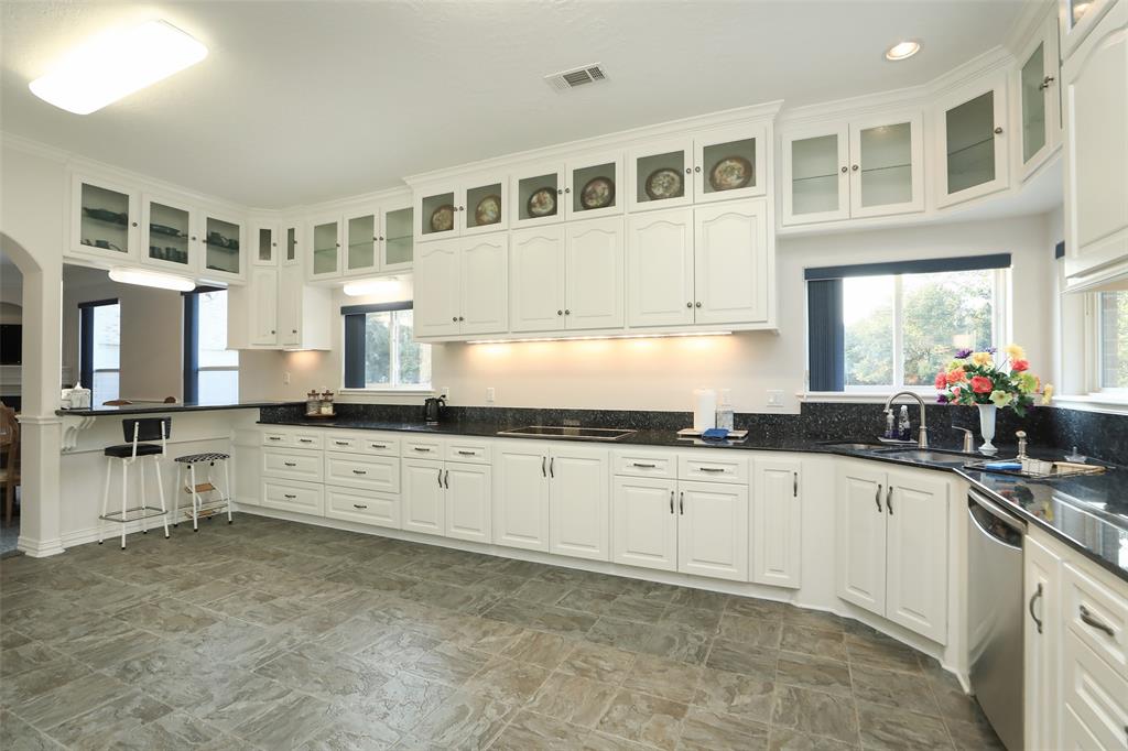 Plenty glass fronted cabinets to display your dishes. Look at all these cabinets for storage!!