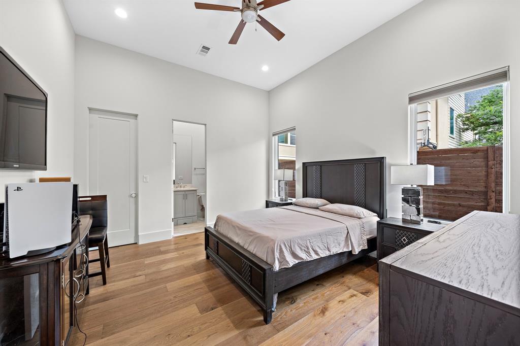 First floor en-suite bedroom/bathroom to pamper your guests.