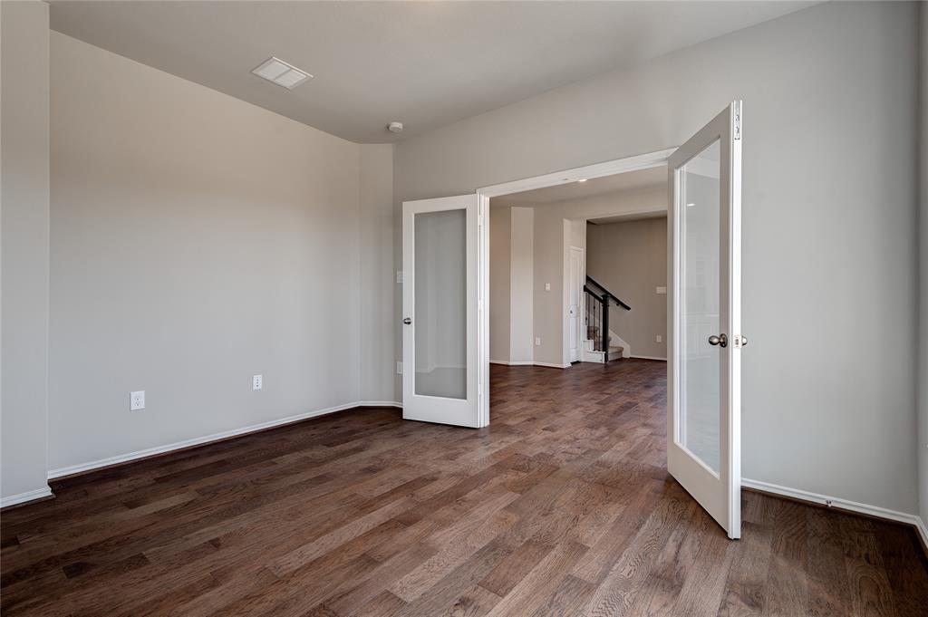 Double doors on flex room are really nice.
