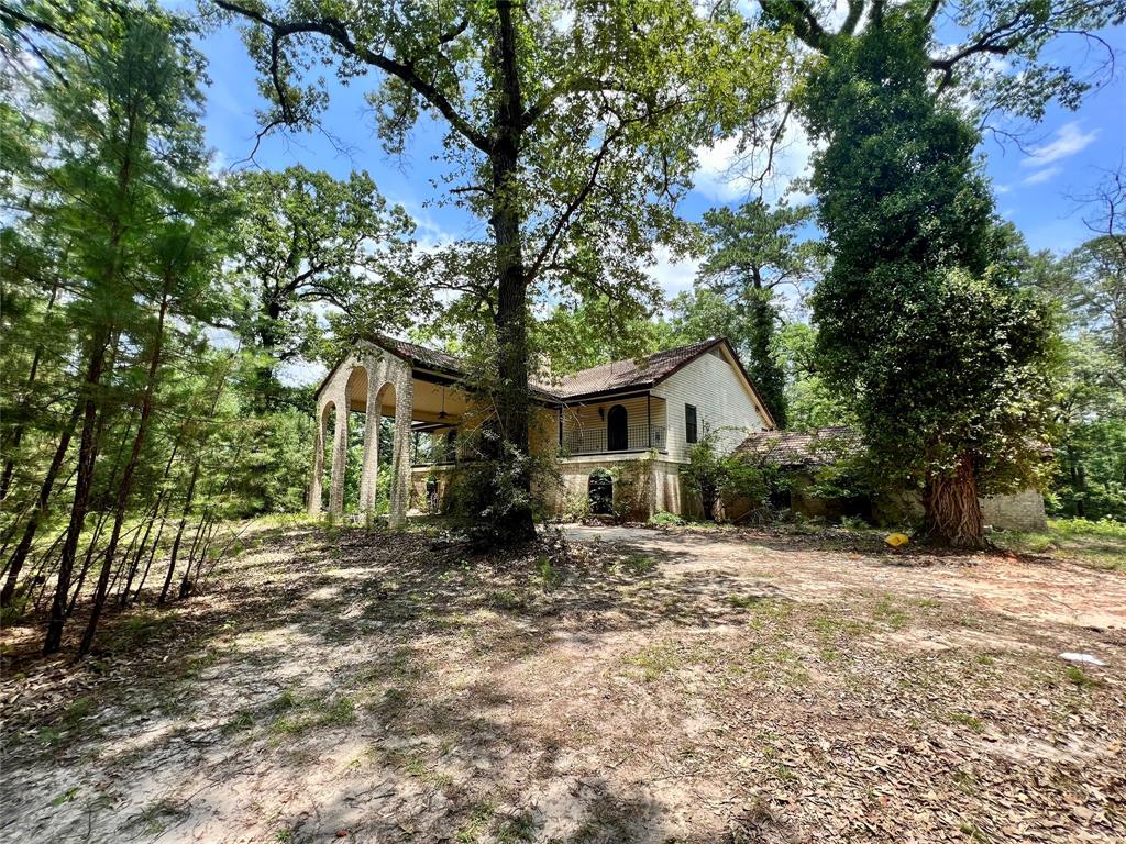 RARE opportunity for a unique estate in the Davy Crockett National Forest! This home is in need of repairs and upgrades and is priced to sell. The home has a spacious layout with high ceilings and tremendous possibilities. Come see this diamond in the rough and create your dream home.