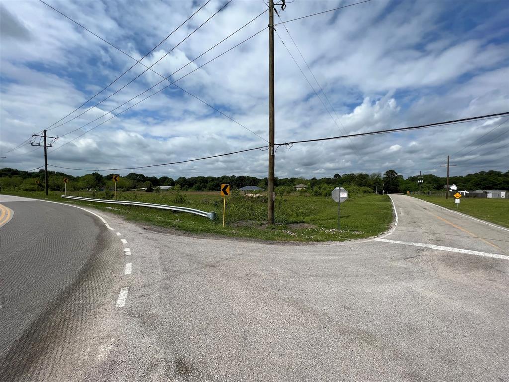 NICE 4.0 ARCES TRACT ON HARD CORNER 3.5 MILES WEST OF I-45 COMMERCIAL RESERVE,BUISINESS AND COMMERCIAL ACTIVITIES ALLOWED BY DEED RESTRICTIONS IN COUNTRY RUN.