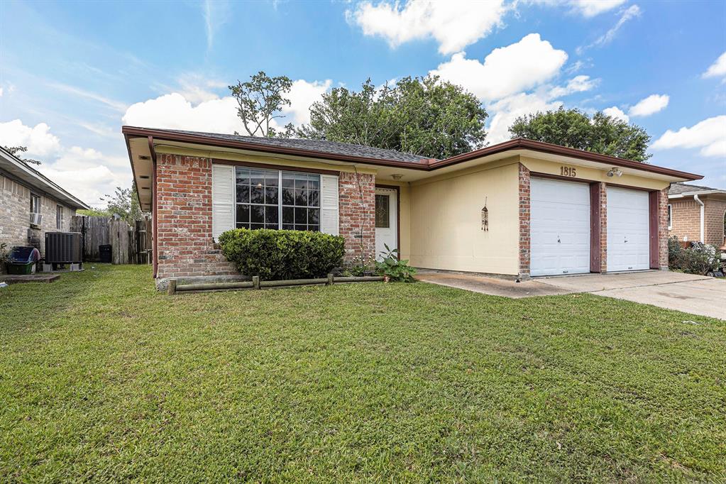 Property with no HOA in League City.