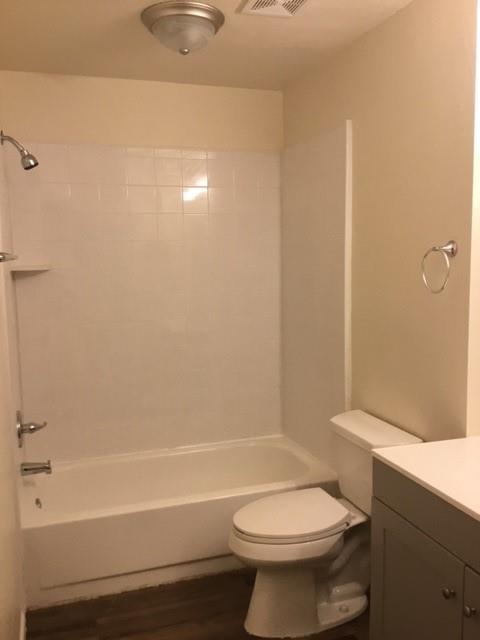 Secondary Bathroom with Jetted Tub