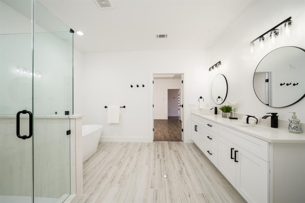 Ensuite with soaking tub and double sinks