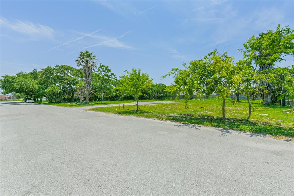 5721  S 1/2  Galveston Texas 77551, 33