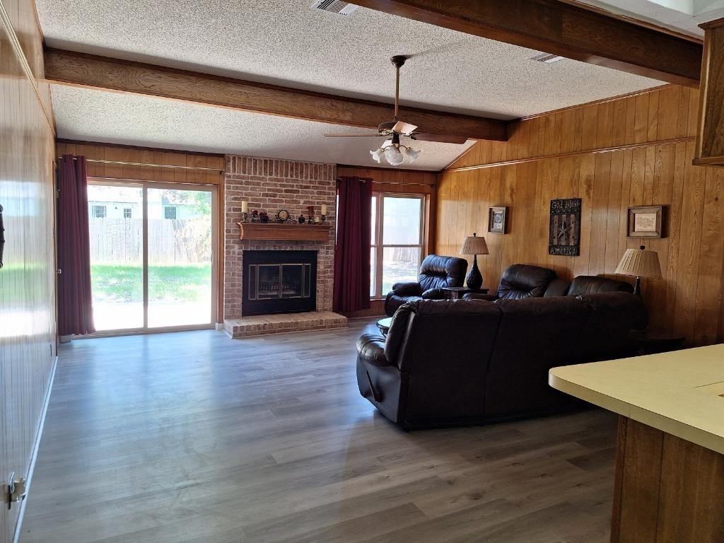 Large living room with beautiful ceiling beams and a fireplace!!