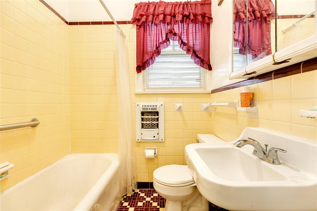As the only bathroom in this cottage, this little vintage charmer is on trend with all the charm of the 1930\'s.