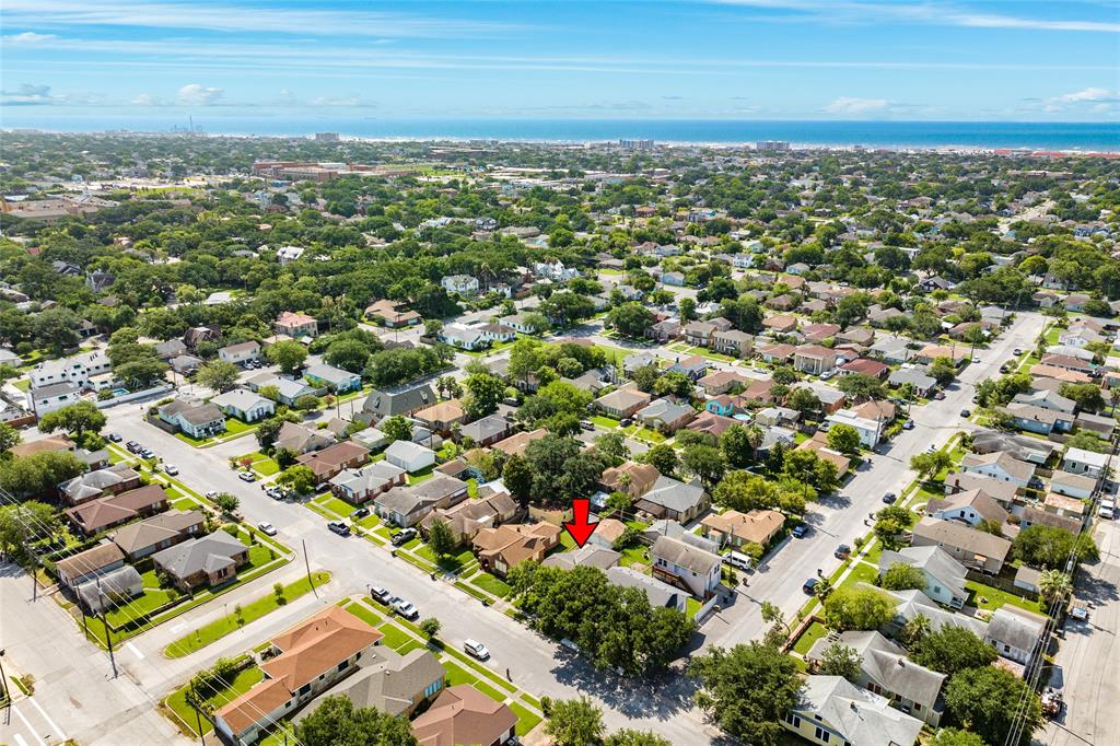 Perfectly situated in mid-town Galveston for convenience and easy access to all Galveston has to offer.