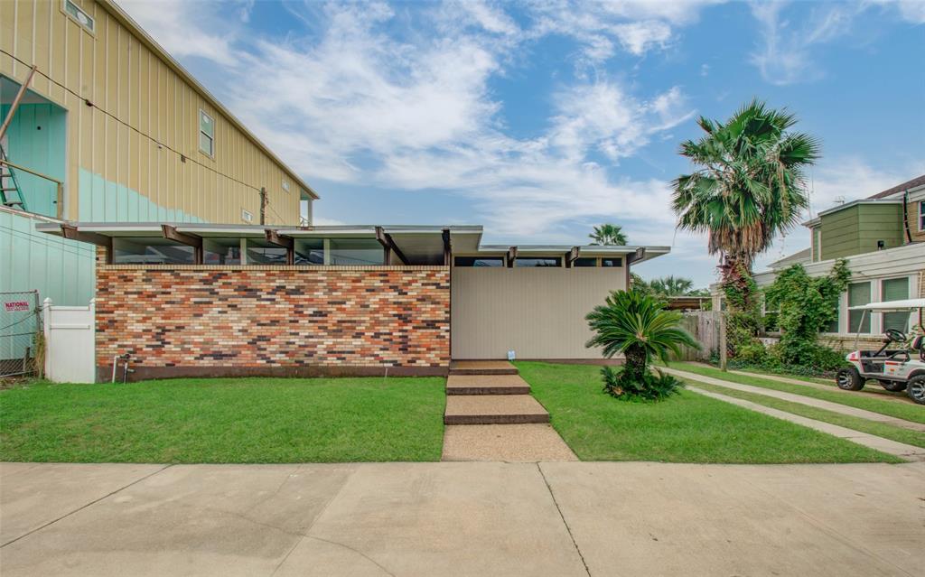 2315  Bernardo De Galvez  Galveston Texas 77550, 33