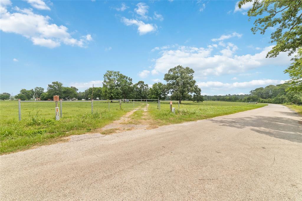 817 Jones Rd, New Waverly, TX 77358