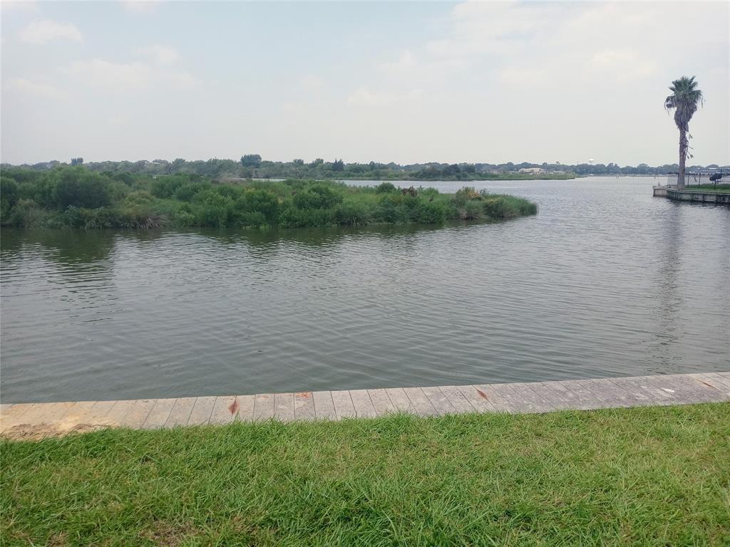 923 Davis Rd, League City, TX 77573