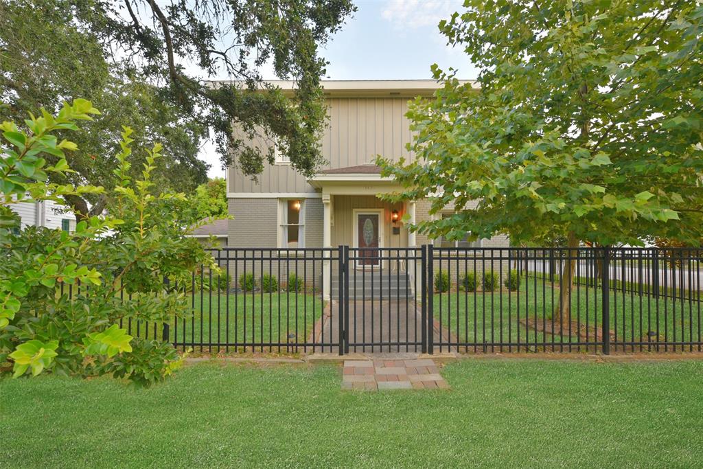 Welcome to 3427 Avenue L in the heart of Galveston Island\'s midtown district! This beautifully renovated 1903-built home is situated on an extra large corner lot surrounded by a black aluminum fence and sprawling shade trees.