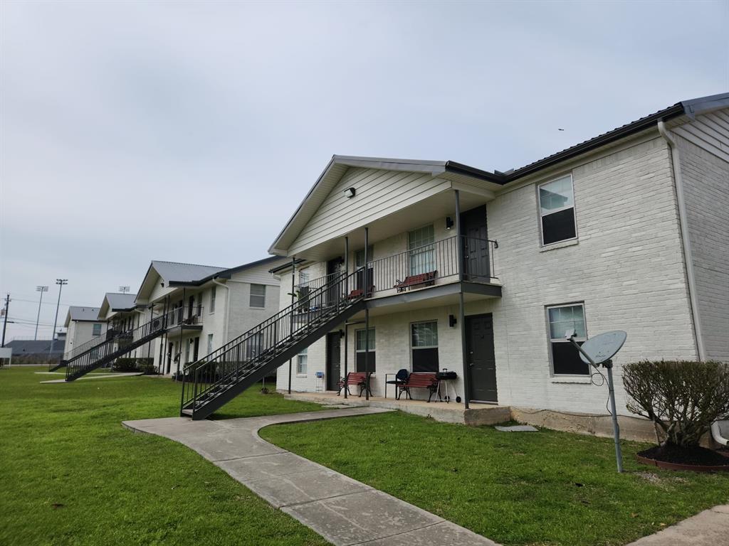 100  Lamar Street Willis Texas 77378, Willis