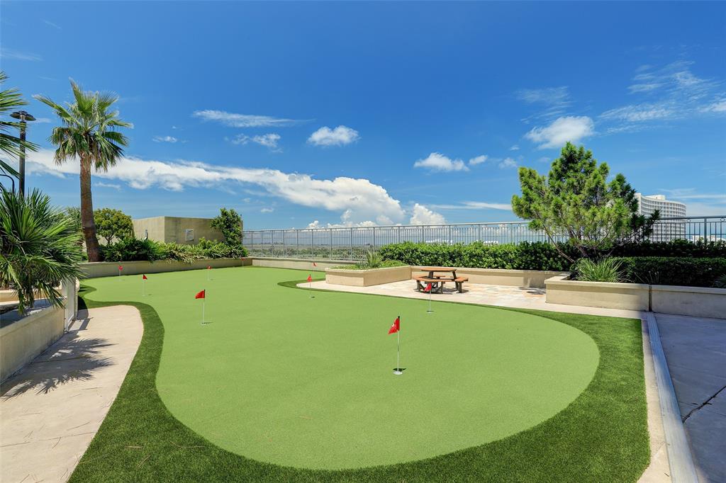 The family-friendly Putting Green offers a fantastic opportunity to improve your golf skills or simply enjoy some quality time together having fun!