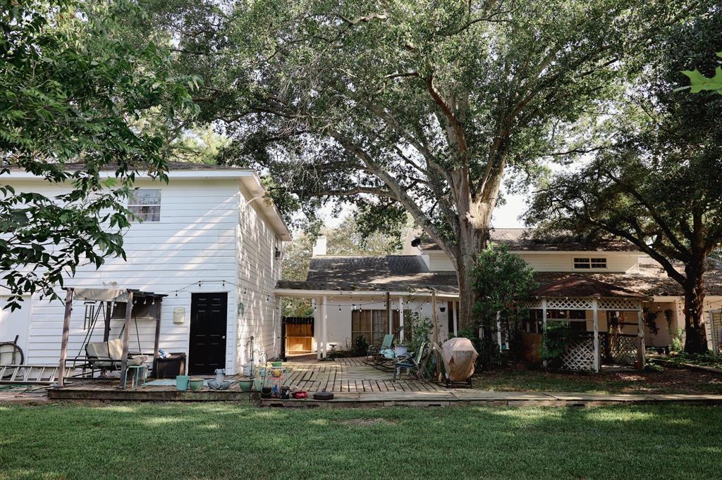 9 Colony Dr, Angleton, TX 77515