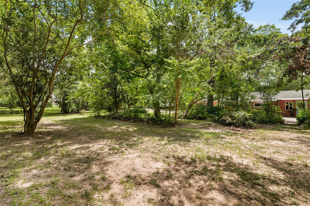 You will approach 2 houses, long and circular drives into this uniquely rare property in Spring Hills. Grounds of 1+ acre, 2 houses plus shed with electricity, unincorporated area, park-like setting, lots of trees and greenery.