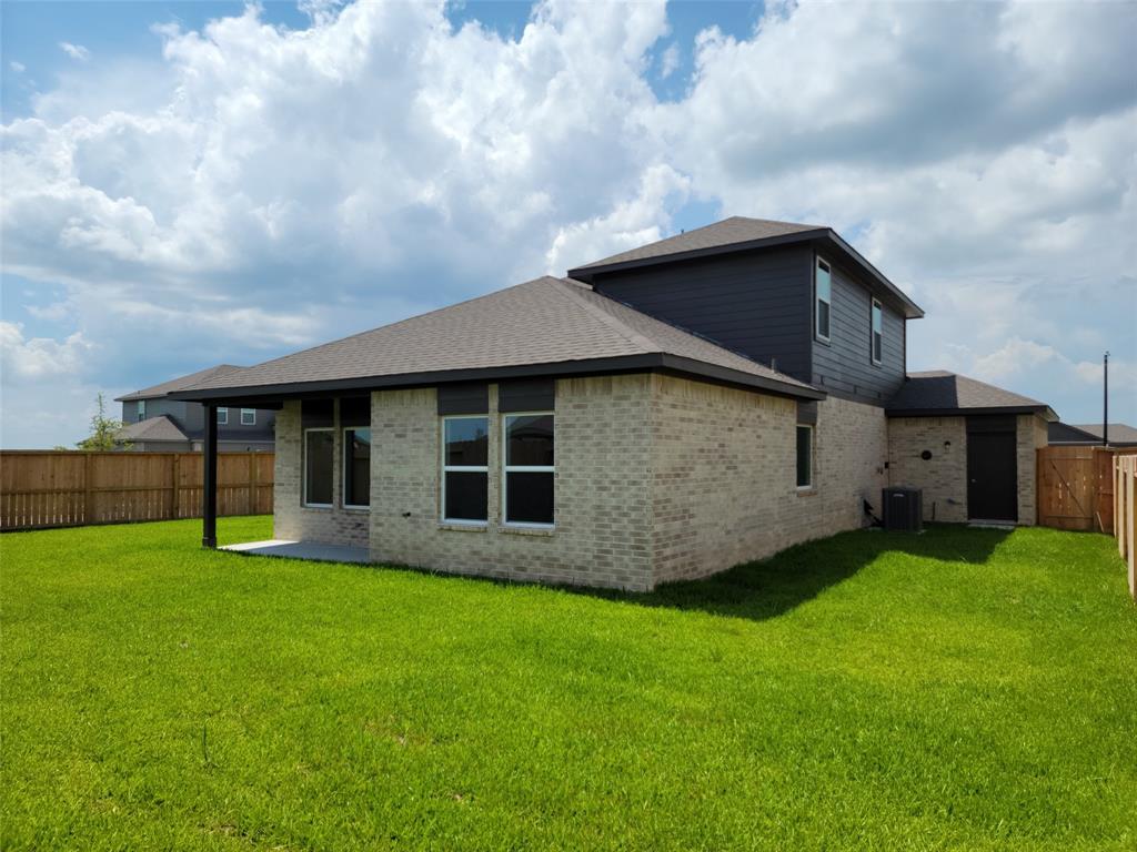 1055 Llano Trl, Dayton, TX 77535