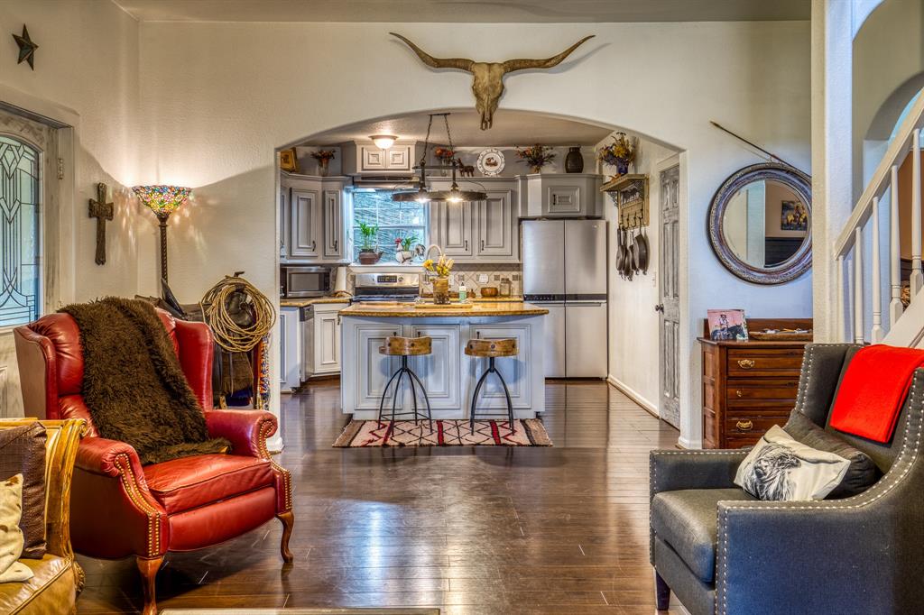 This charming and gorgeous home offers rich dark wood flooring, with subtle grays & soothing whites that are easy on the eyes. The beauty of this home is truly captured by the rustic design & hues of Texas flare & decor seen throughout the property.