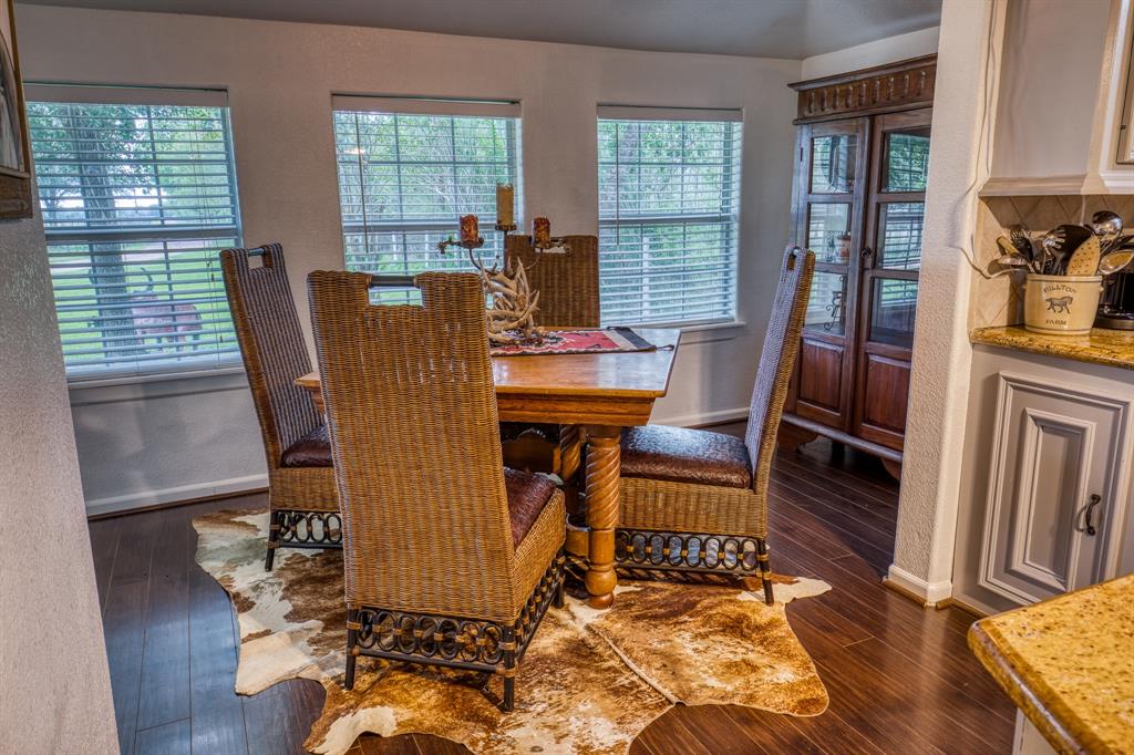 Prepare for your day! Catch up on your morning read while enjoying your breakfast and coffee in this quaint breakfast nook. Don\'t forget to look outside for those fresh morning views of your beautiful polo fields and pastures.