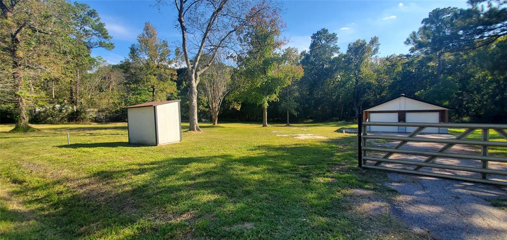 3 lots on Waterfall Dr with well & Garage