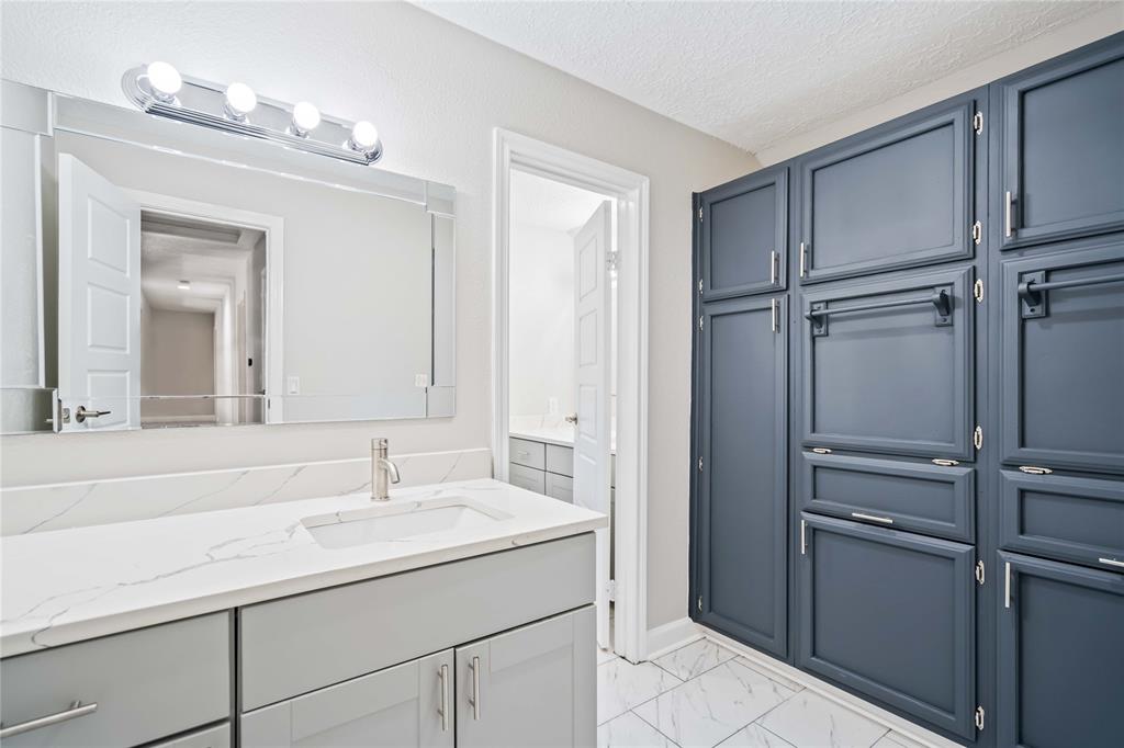 21407 Pecan Bend Rd, Damon, TX 77430