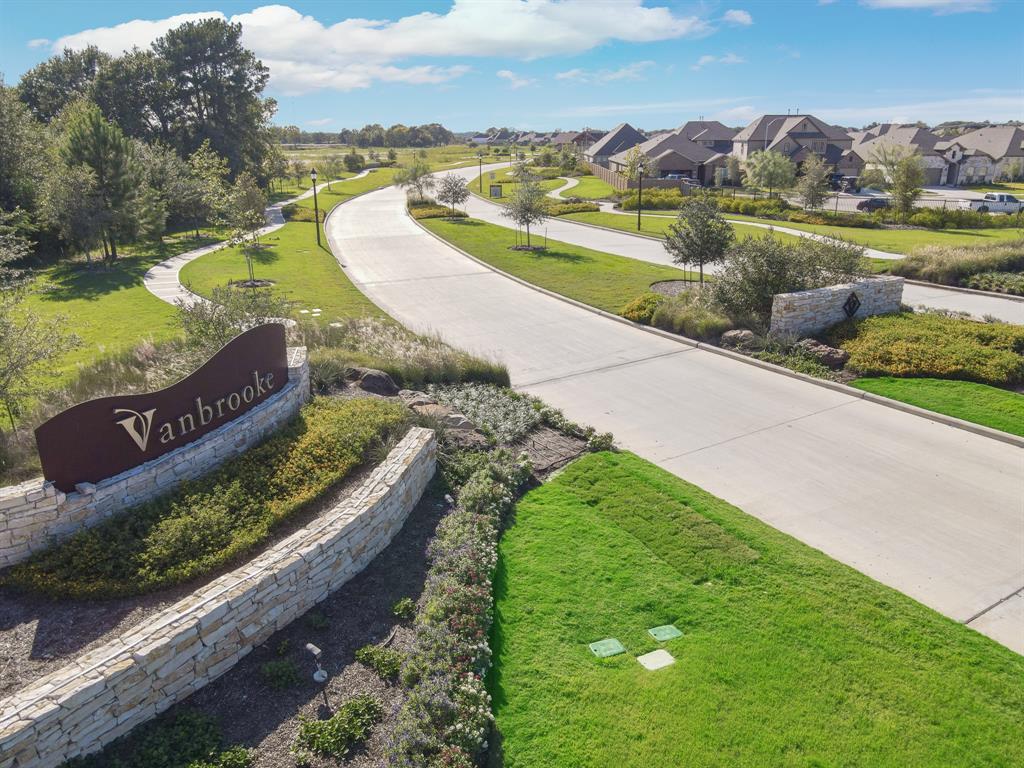 The neighborhood of Vanbrooke within a 250-acre master-planned community is near the Westpark Tollway and just south of I-10 to provide easy access to shopping, restaurants, and entertainment spots.